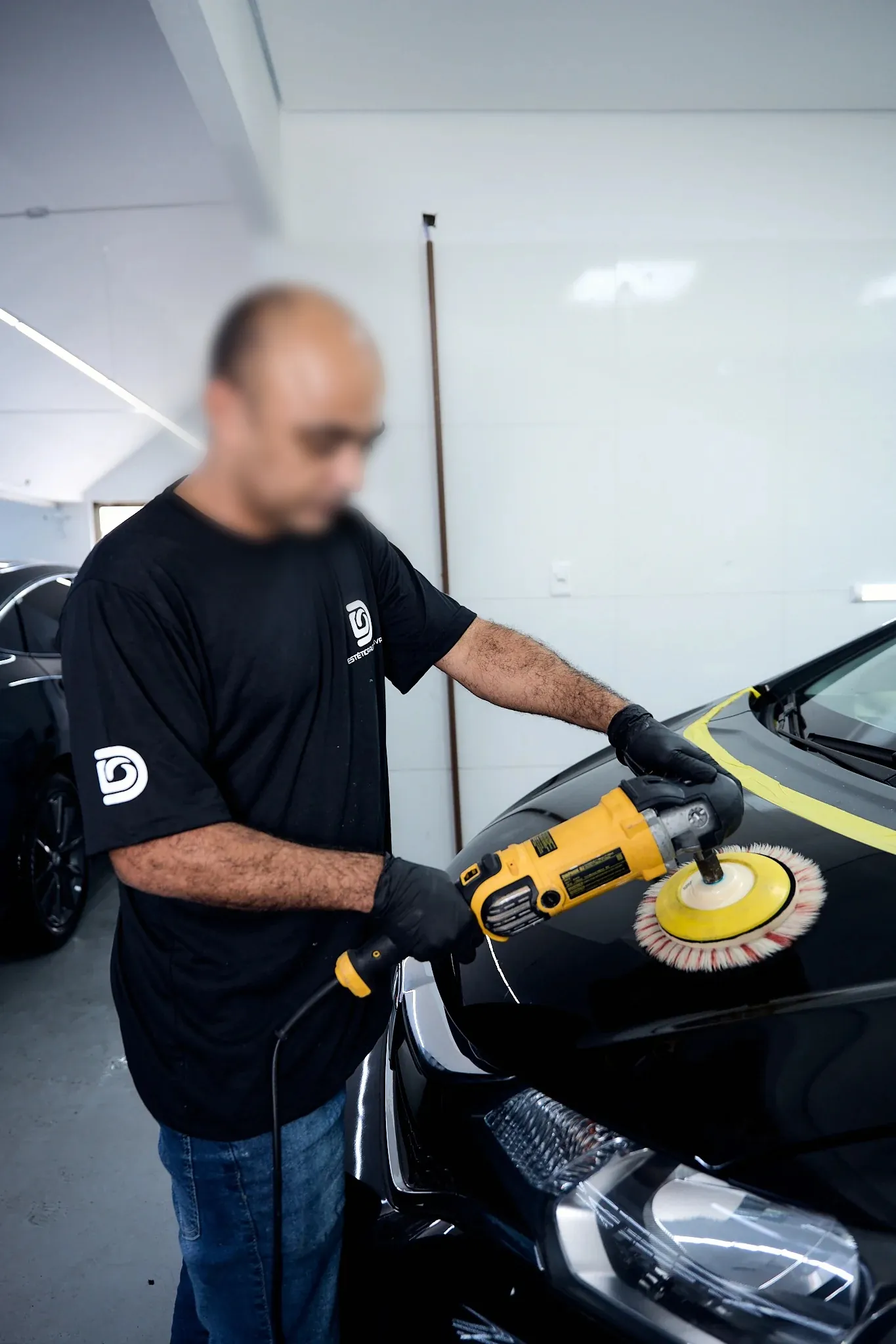 Profissional da DryOn executando polimento automotivo em um veículo